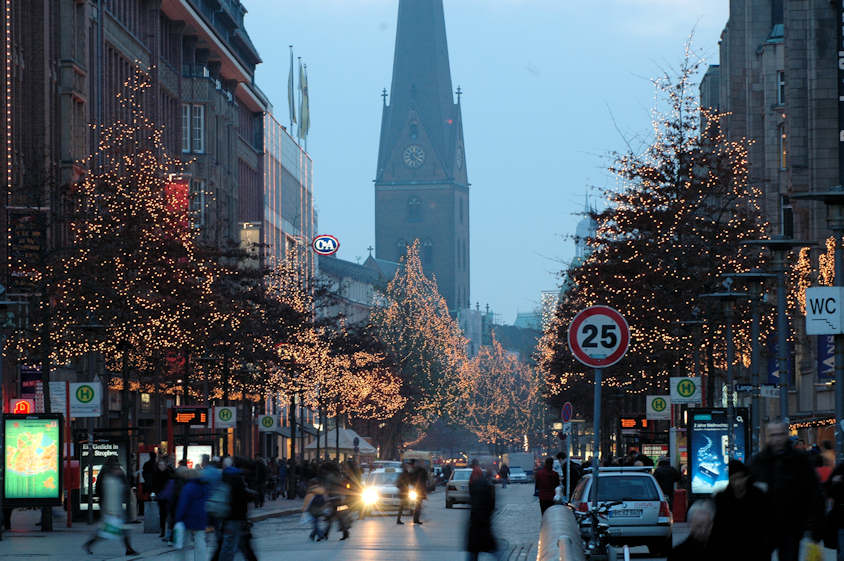 1851_0413 Abendstimmung in Hamburg - Weihnachtsstimmung in der MÖ, Einkaufstrasse in der  City. | Adventszeit - Weihnachtsmarkt in Hamburg - VOL.1